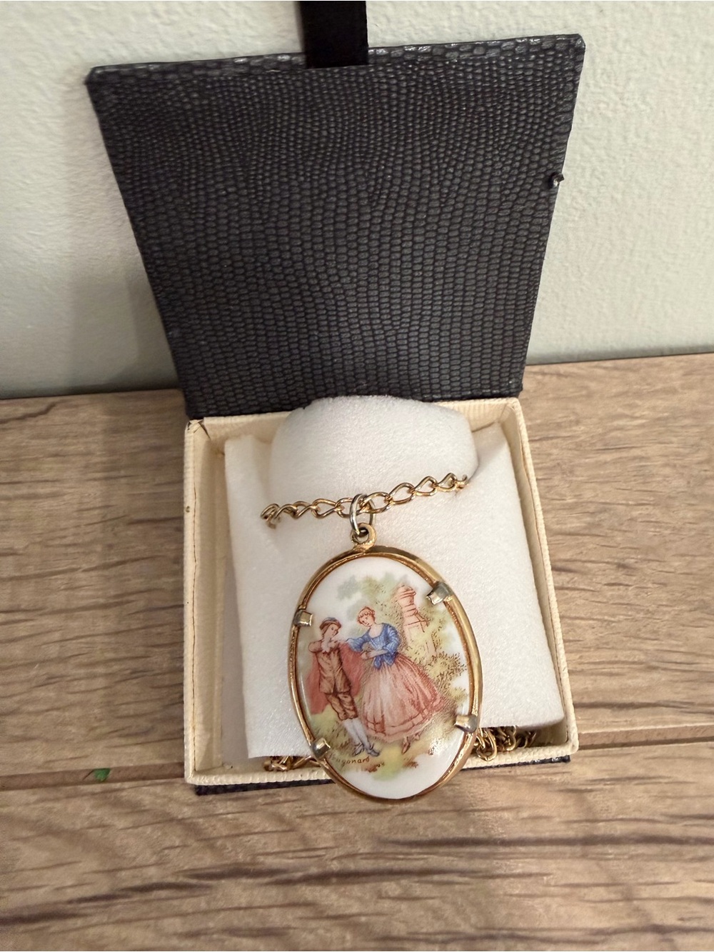 FRAGONNARD Signed  Limogue Courting Scene Cabochon couple cameo necklace 13inch